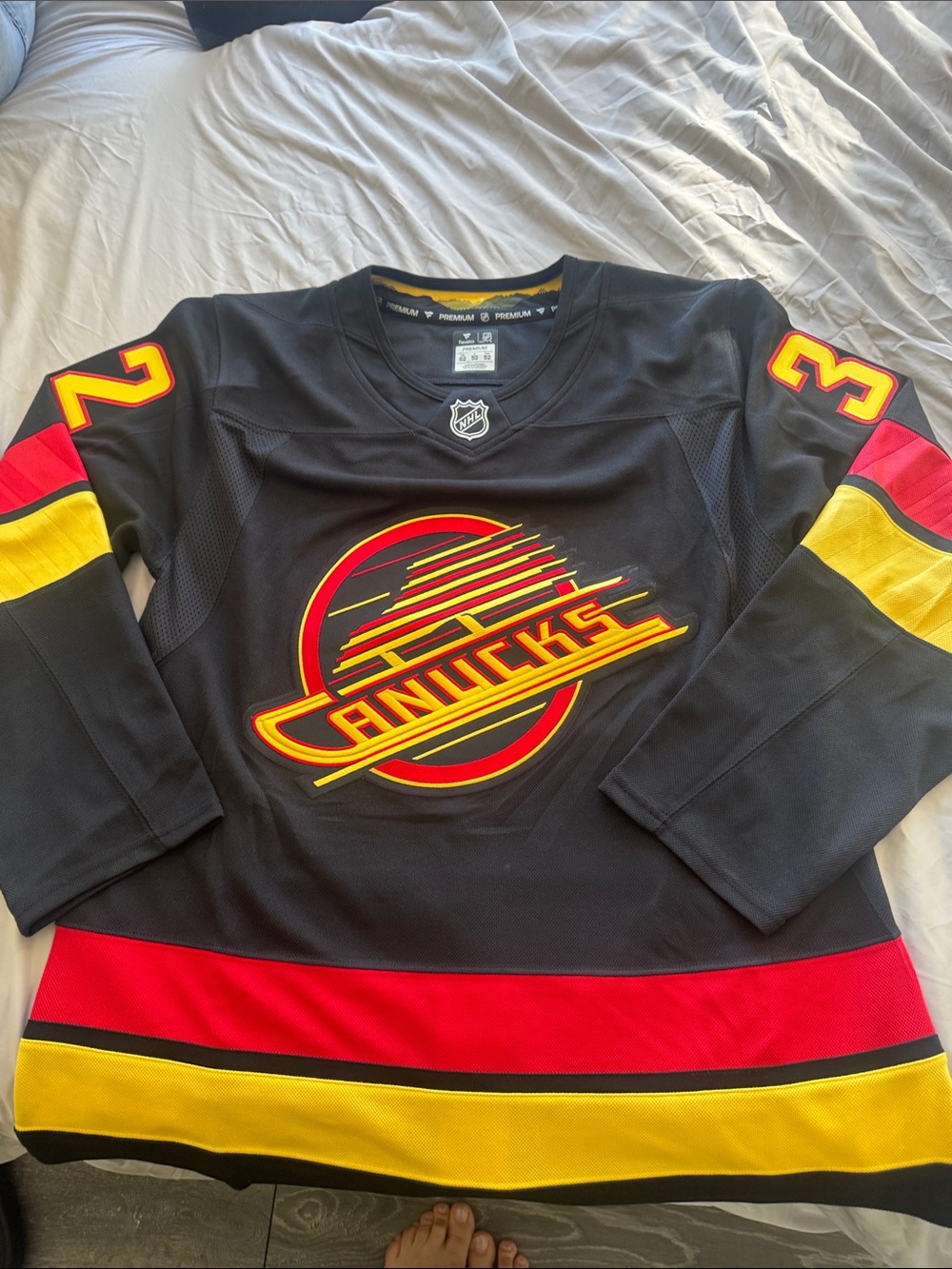 Vancouver Canucks Black Retro Hockey Jersey - #32 - Lankinen - Signed
